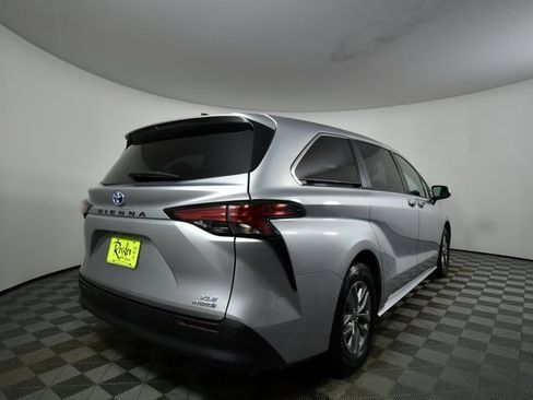 Used 2021 Toyota Sienna XLE image 11