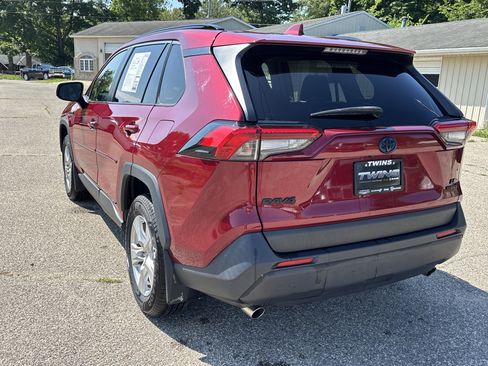 Used 2021 Toyota RAV4 LE AWD/4WD image 7