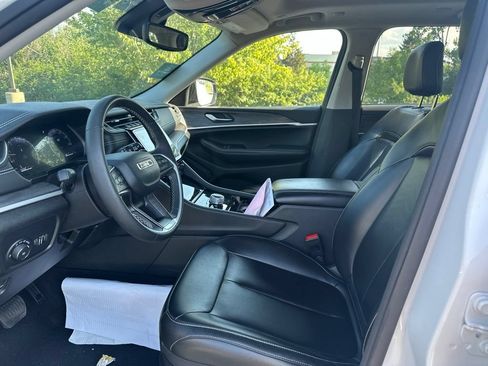 Used 2023 Jeep Grand Cherokee Limited w/ Black Appearance Package AWD/4WD image 9