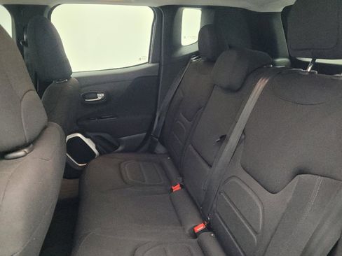 Used 2018 Jeep Renegade Latitude w/ Popular Equipment Group FWD image 18