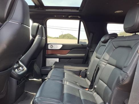 Used 2021 Lincoln Navigator Reserve w/ Luxury Package RWD image 10