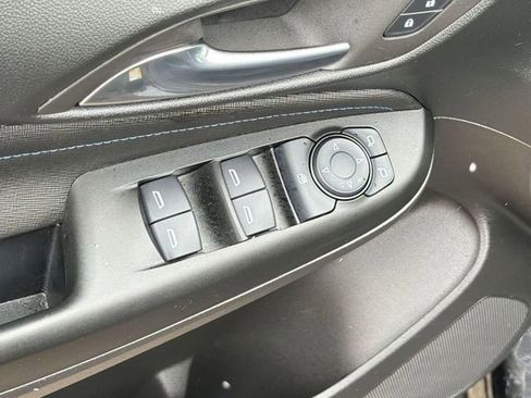 Used 2025 Buick Envista Sport Touring image 19