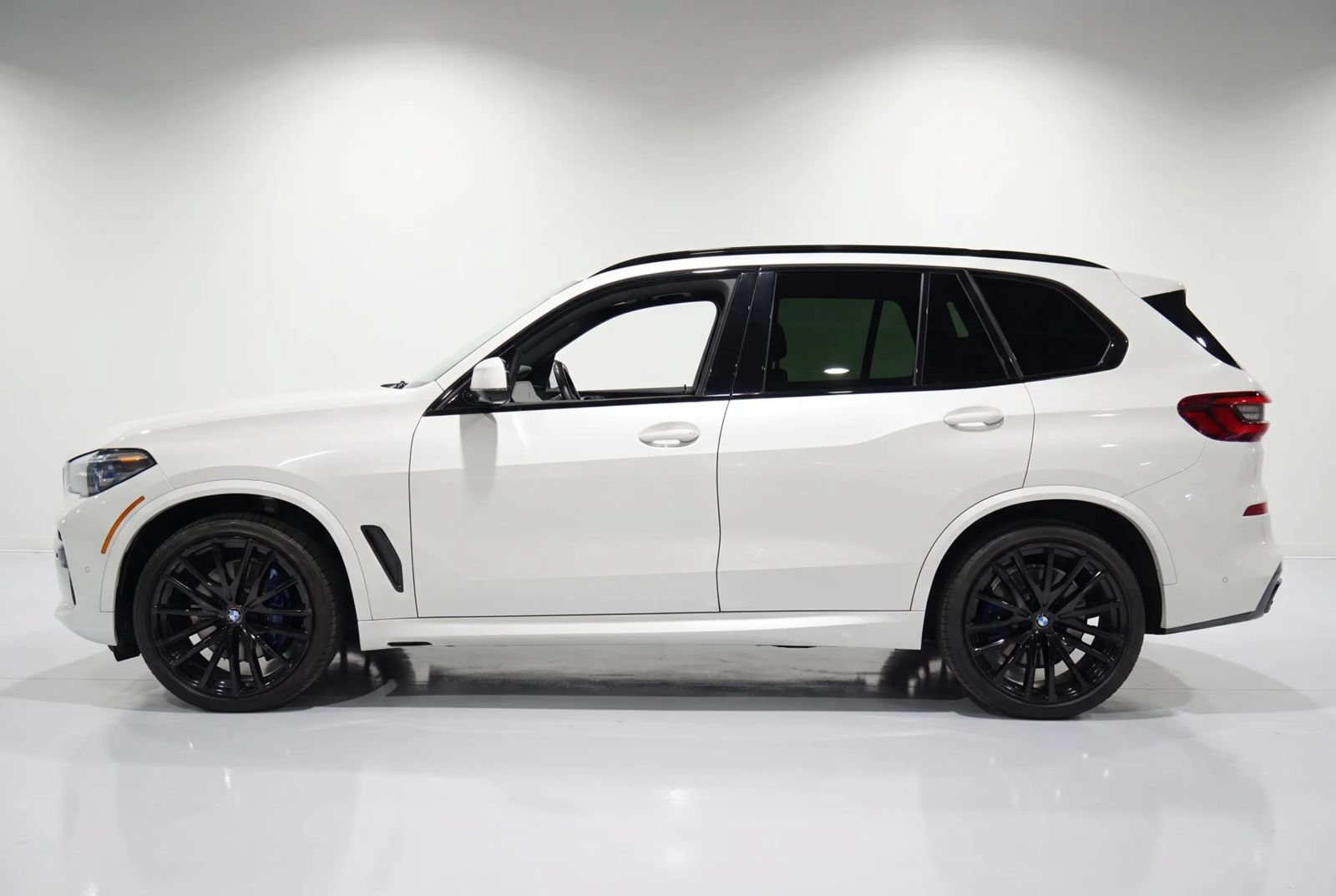 Used 2021 BMW X5 xDrive40i w/ M Sport Package AWD/4WD image 3