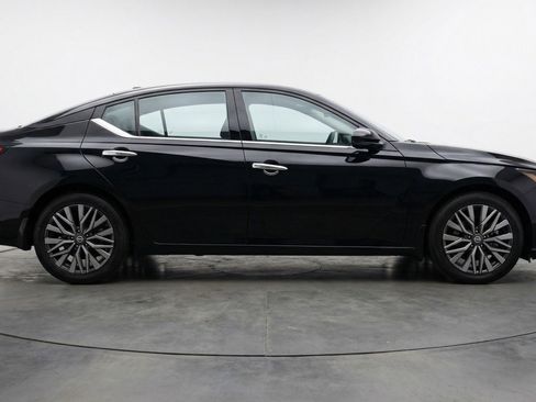 Used 2025 Nissan Altima 2.5 SV image 11