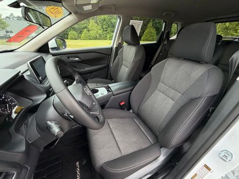 Used 2025 Nissan Rogue SV FWD image 11