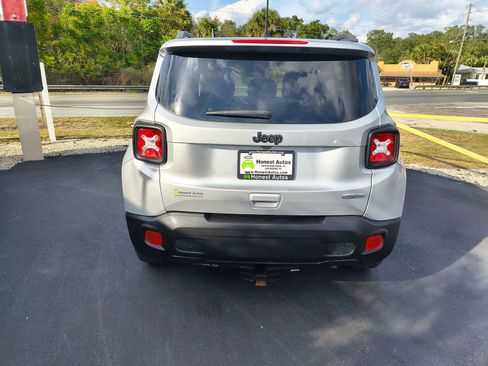 Used 2019 Jeep Renegade Latitude w/ Popular Equipment Group image 6