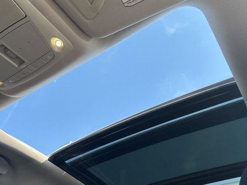 Used 2018 Nissan Rogue SV w/ Premium Package image 12