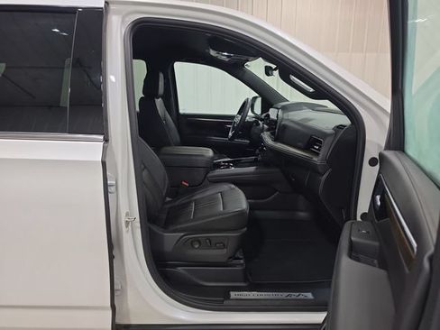 Used 2025 Chevrolet Tahoe High Country AWD/4WD image 31