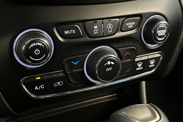 Used 2019 Jeep Cherokee Latitude w/ Popular Appearance Group FWD image 23