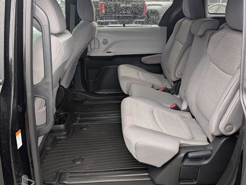 Used 2025 Toyota Sienna LE AWD/4WD image 14