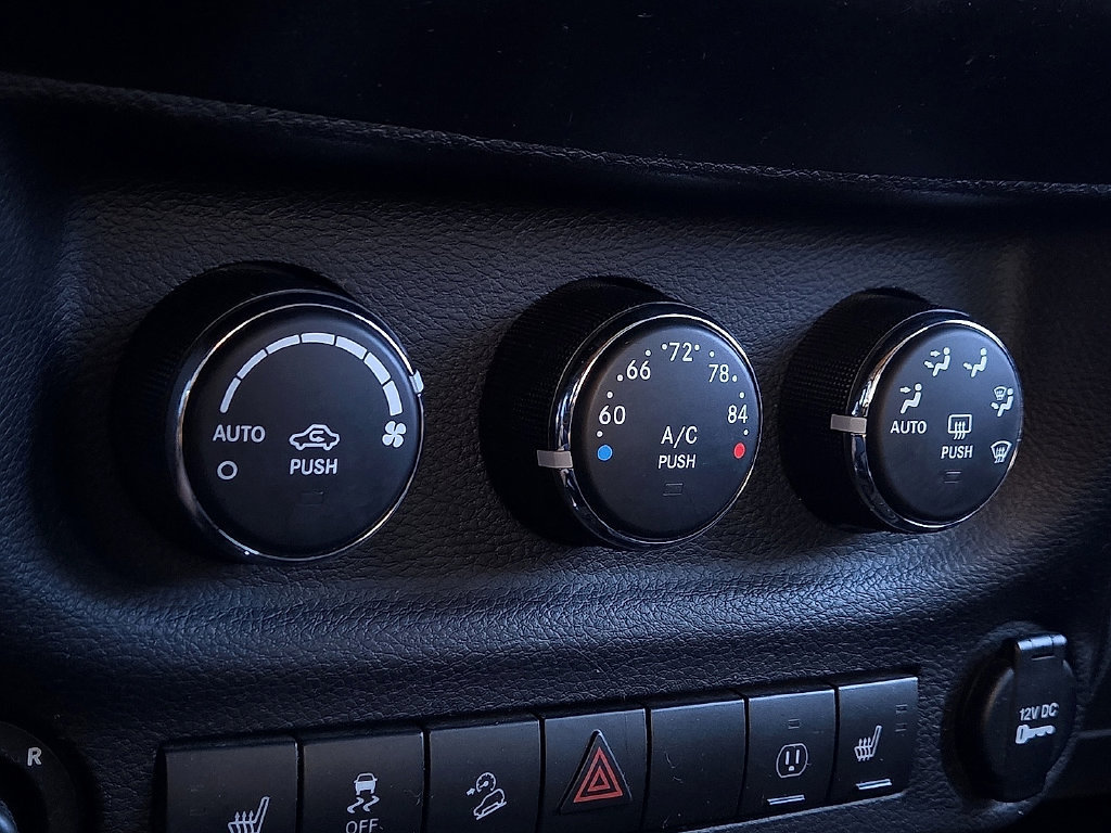 Used 2014 Jeep Wrangler Unlimited Rubicon w/ Connectivity Group AWD/4WD image 15