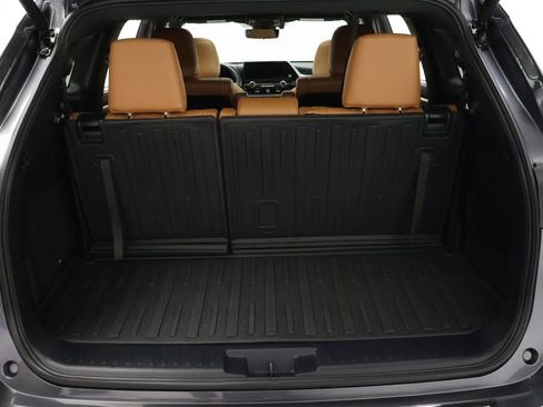 Certified 2024 Toyota Highlander Platinum FWD image 22