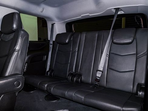 Used 2019 Cadillac Escalade Luxury AWD/4WD image 17