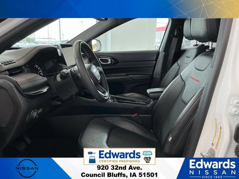 Used 2025 Jeep Compass Trailhawk AWD/4WD image 22