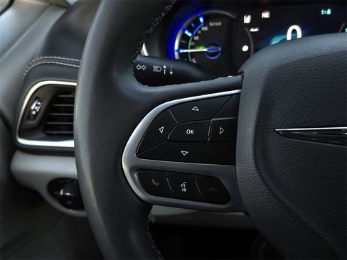 Used 2023 Chrysler Pacifica Limited image 24