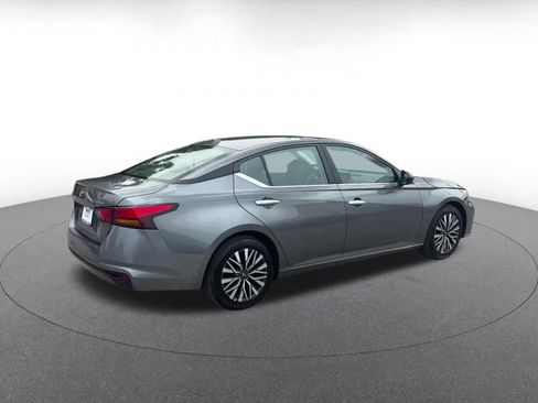 Used 2025 Nissan Altima 2.5 SV FWD image 12