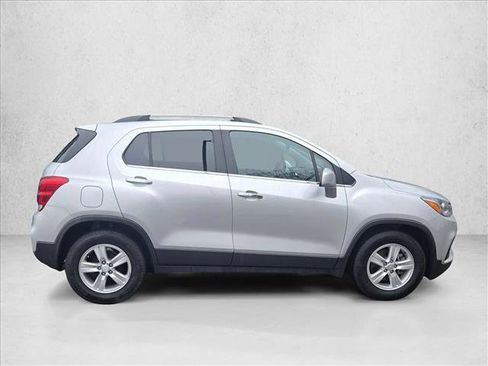Used 2019 Chevrolet Trax LT w/ LT Convenience Package image 4