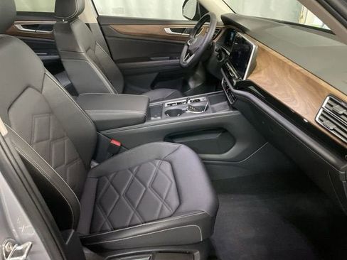 Certified 2024 Volkswagen Atlas SE image 5