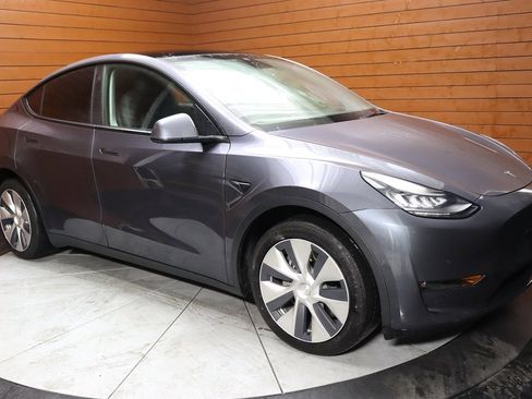 Used 2023 Tesla Model Y Long Range image 14