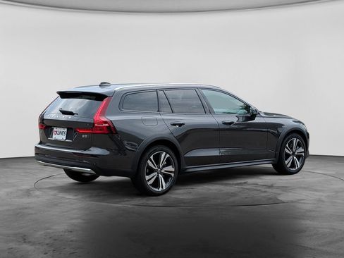 Used 2025 Volvo V60 B5 Cross Country Plus AWD/4WD image 7