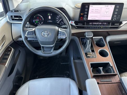 Used 2022 Toyota Sienna XLE FWD image 14