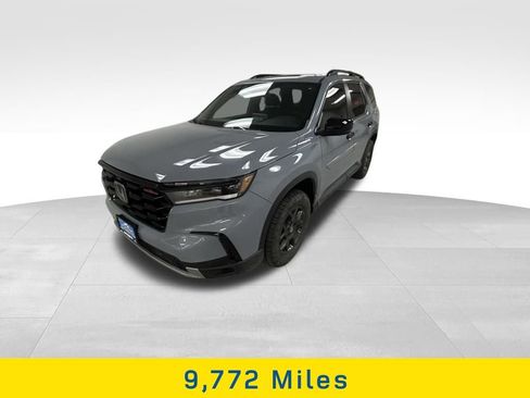 Certified 2025 Honda Pilot TrailSport image 3