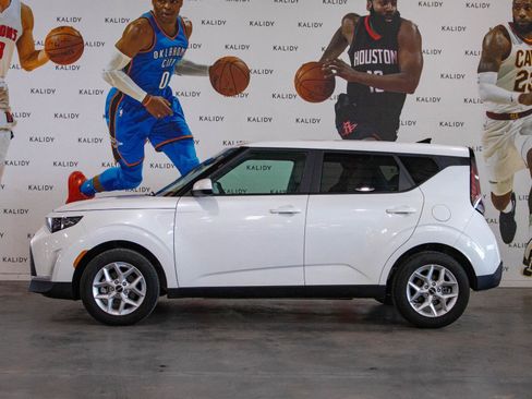 Used 2025 Kia Soul LX w/ LX Technology Package FWD image 16