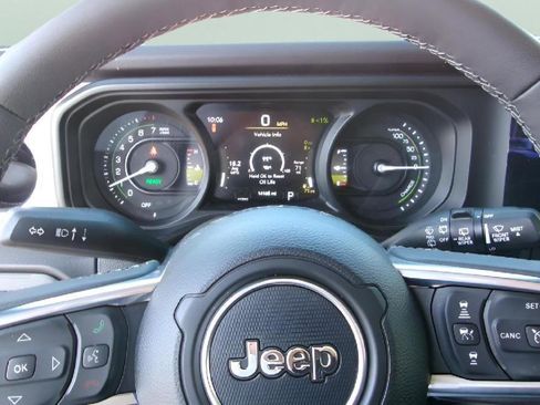 Used 2025 Jeep Wrangler Sahara image 11
