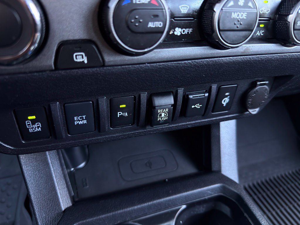 Used 2021 Toyota Tacoma TRD Sport w/ Technology Package AWD/4WD image 18