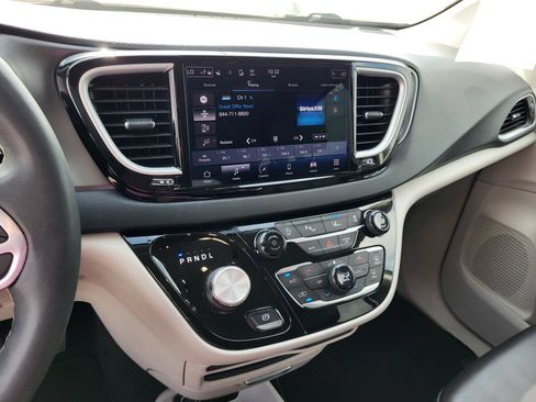 Used 2023 Chrysler Pacifica Touring-L FWD image 21