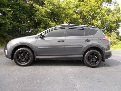 Used 2017 Toyota RAV4 XLE AWD/4WD image 2