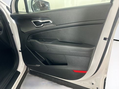 Used 2025 Kia Sportage LX FWD image 30
