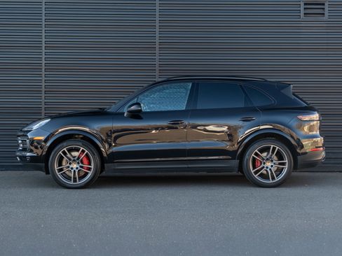Certified 2022 Porsche Cayenne S Platinum image 2