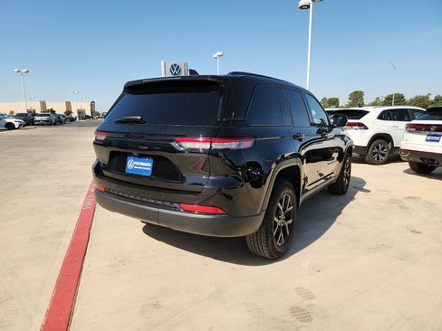 Used 2025 Jeep Grand Cherokee Altitude AWD/4WD image 5