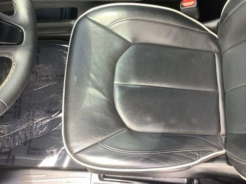 Used 2025 Chrysler Pacifica Limited FWD image 9