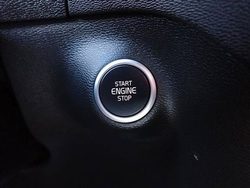 Used 2022 Volvo XC40 T5 R-Design AWD/4WD image 25