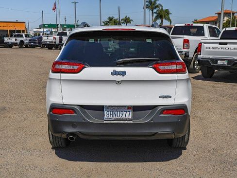 Used 2018 Jeep Cherokee Latitude Plus w/ Comfort/Convenience Group FWD image 5