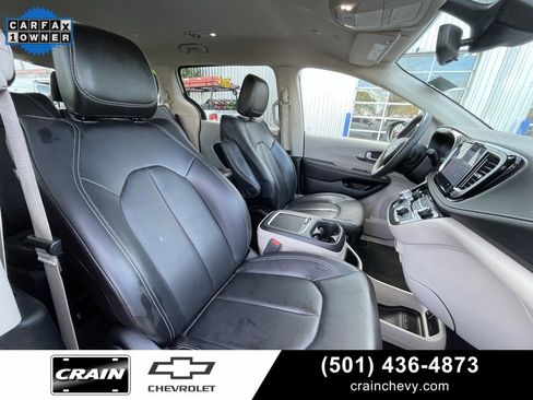 Used 2023 Chrysler Pacifica Touring-L image 32