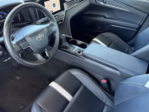 Used 2025 Toyota Camry SE FWD image 5
