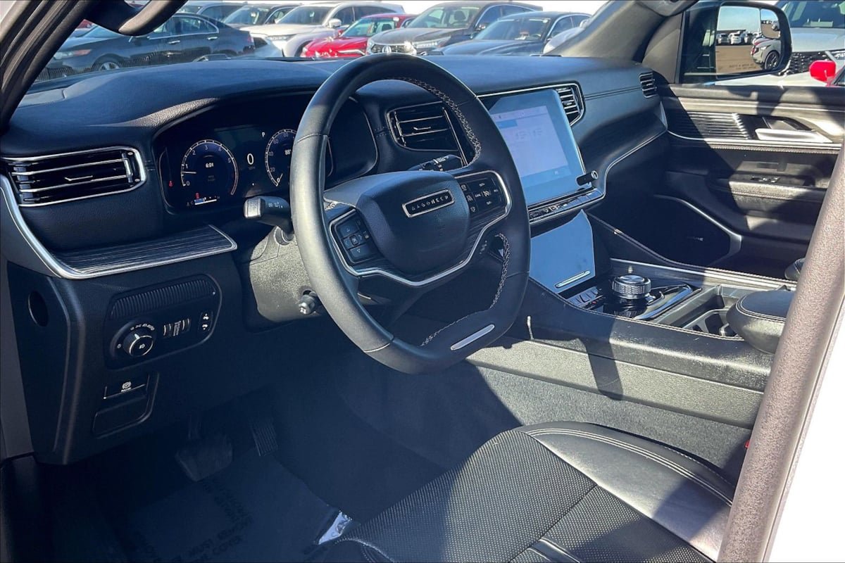 Used 2024 Jeep Wagoneer L Series II RWD image 12