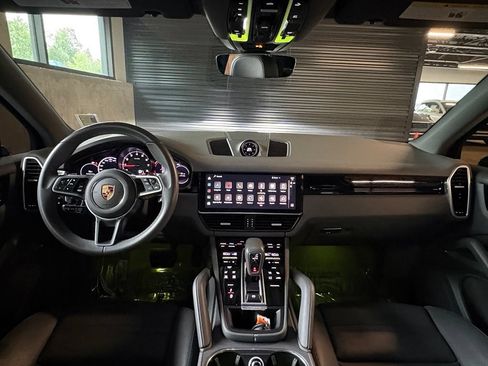Used 2023 Porsche Cayenne AWD/4WD image 17