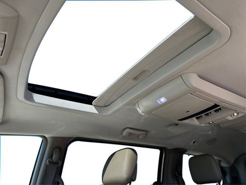 Used 2016 Chrysler Town & Country Touring-L image 23