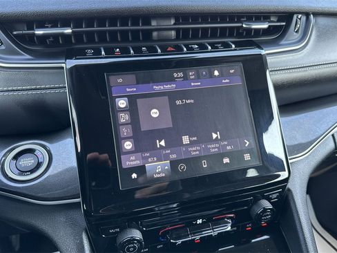 Used 2023 Jeep Grand Cherokee Laredo image 16