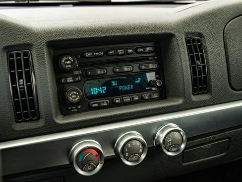 Used 2004 Chevrolet SSR w/ Preferred Equipment Group RWD image 29