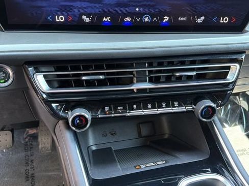 Used 2025 Chevrolet Traverse LT FWD image 31