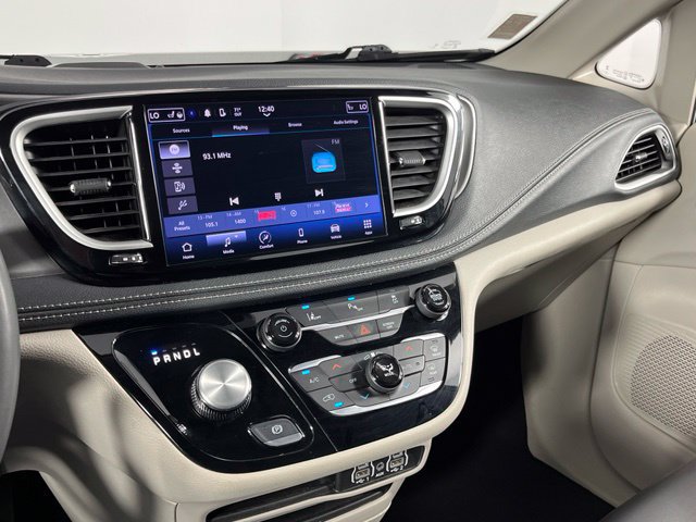 Used 2023 Chrysler Pacifica Touring-L FWD image 15