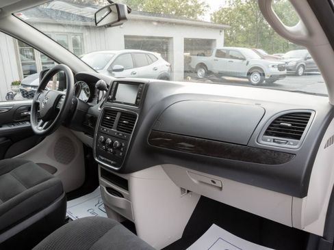 Used 2018 Dodge Grand Caravan SE w/ UConnect Hands-Free Group FWD image 33