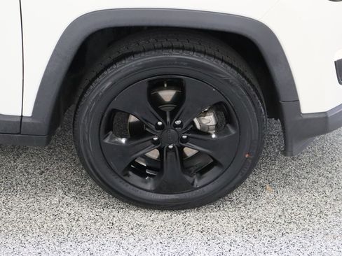 Used 2019 Jeep Compass Latitude FWD image 5