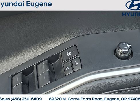 Used 2024 Toyota Highlander LE FWD image 15