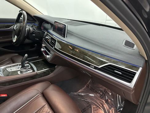 Used 2022 BMW 750i xDrive image 30